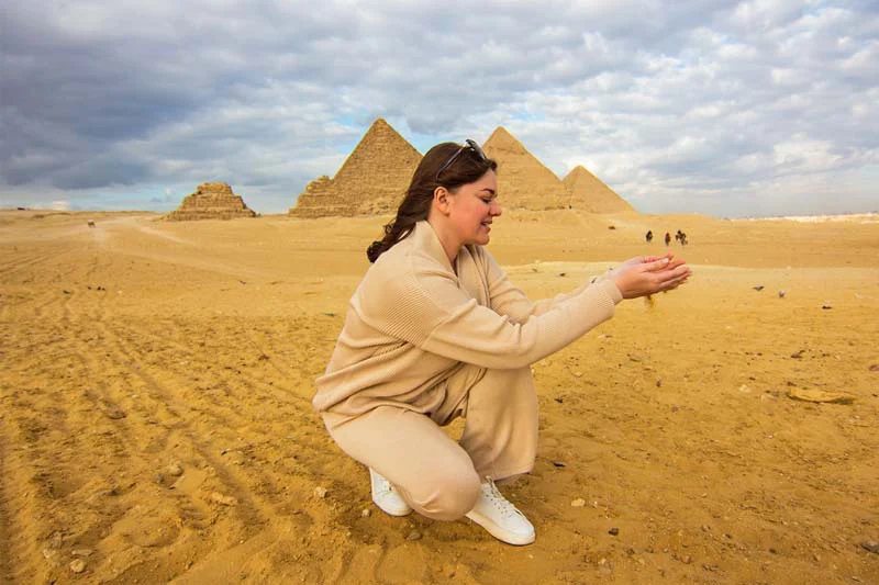 una donna visita le piramidi di giza, egitto viaggi una donna visita le piramidi di giza, egitto viaggi