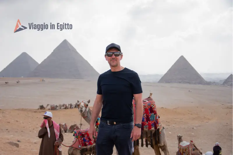 Il nostro cliente nelle Piramidi, viaggio di lusso in egitto