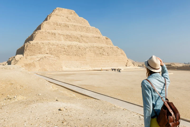 Donna a Saqqara, capodanno al cairo