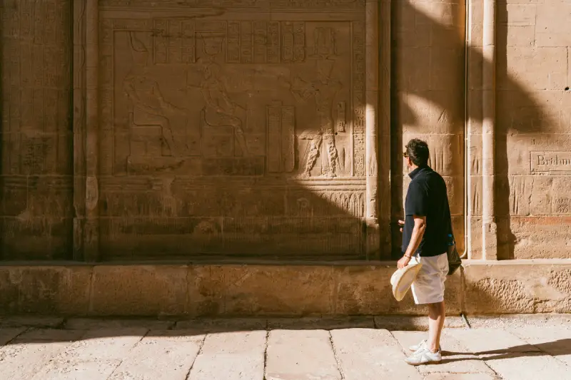 Uomo nel Tempio di Philea, paccehtti pasqua egitto