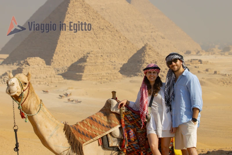 una coppia davanti alle piramidi, offerte pasqua egitto