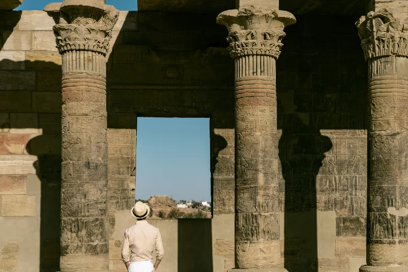 un uomo davanti al tempio di philae, offerte pasqua egitto
