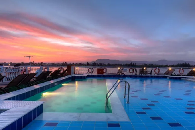 la piscina, crociera luxor assuan