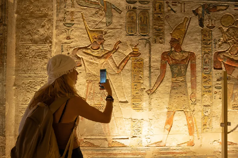 Donna nella Valle dei Re, pasqua in egitto 2026