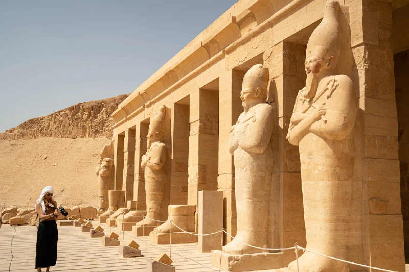 donna fotografa davanti hatshepsut, pasqua in egitto 2026