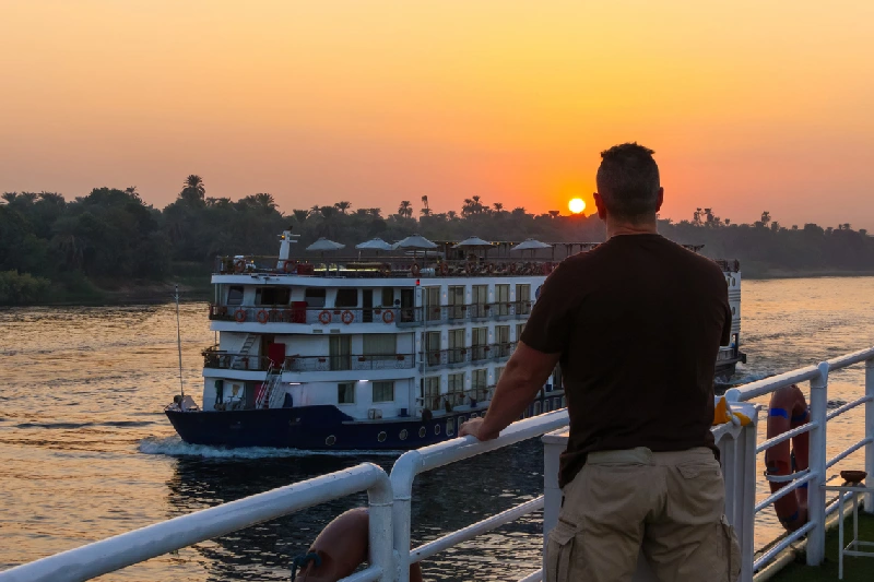 uomo sul nilo al tramonto, cairo e crociera nilo a pasqua