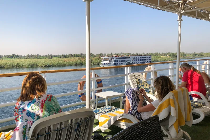 i turisti si rilassano su una crociera sul nilo, offerte pasqua in egitto