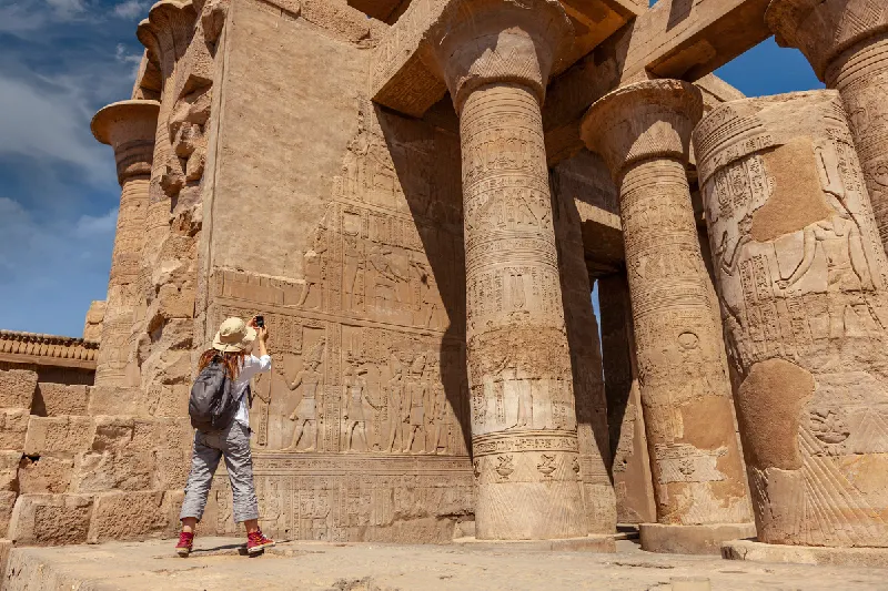 donna scatta una foto al tempio di karnak in egitto, tour egitto piramidi e mare