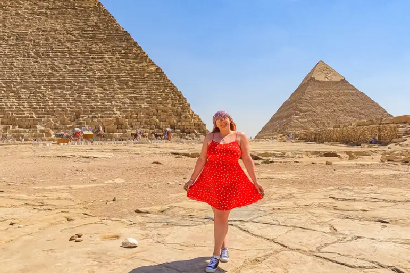 una donna davanti alle piramidi di giza , tour cairo e luxor