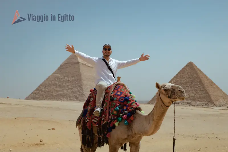 una donna davanti alle piramidi di giza, tour cairo e luxor