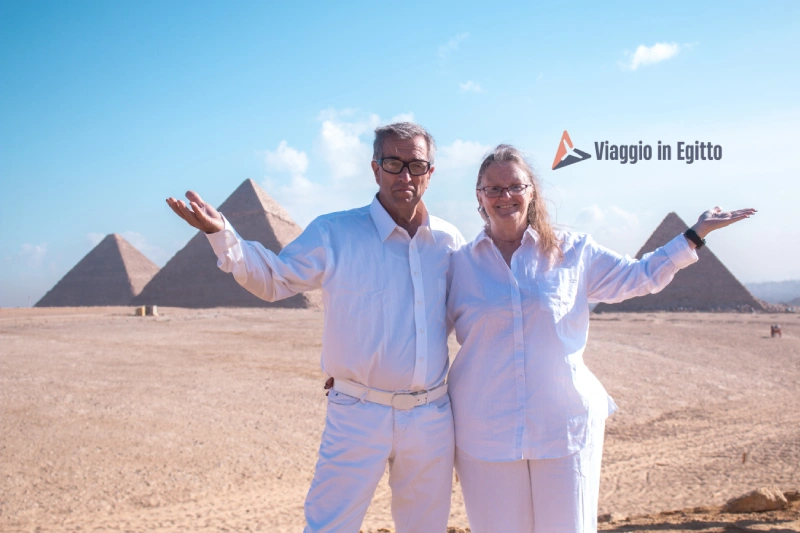 una coppia davanti alle piramidi, crociera sul nilo più mare