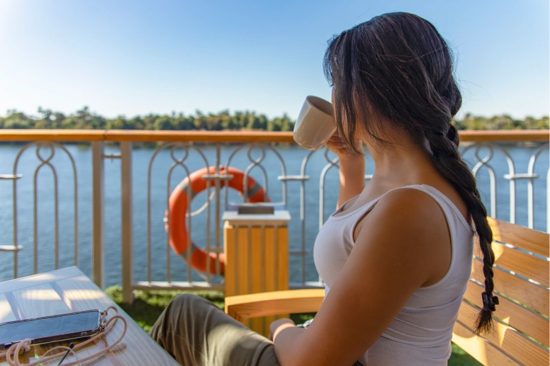 una turista a bordo di una crociera dahabeya, egitto crociera sul nilo e cairo offerte