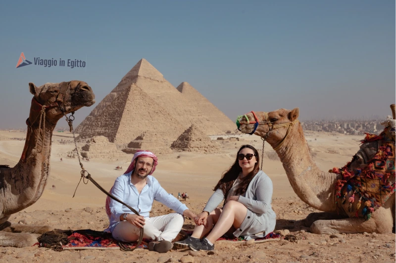 una coppia davanti alle piramidi, egitto crociera sul nilo e cairo offerte