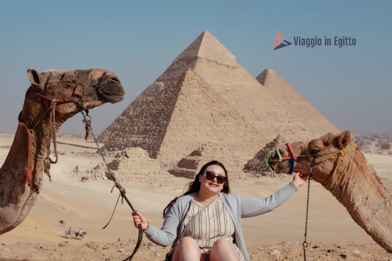 una donna davanti alle piramidi, crociera sul nilo e sharm el sheikh