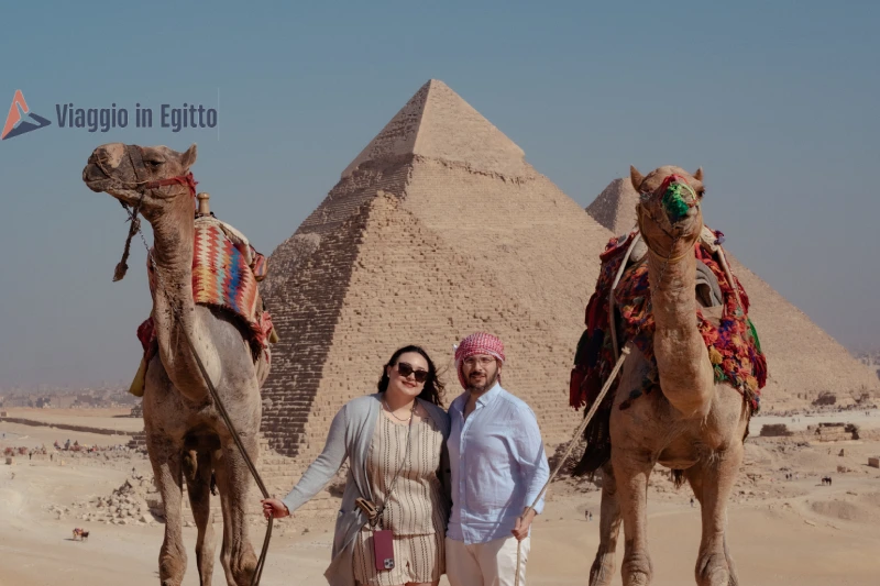 una coppia davanti alle piramidi, viaggio piramidi egitto