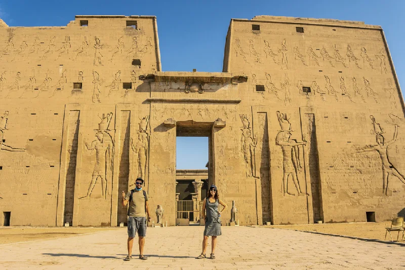 un uomo al tempio di edfu, viaggio piramidi egitto