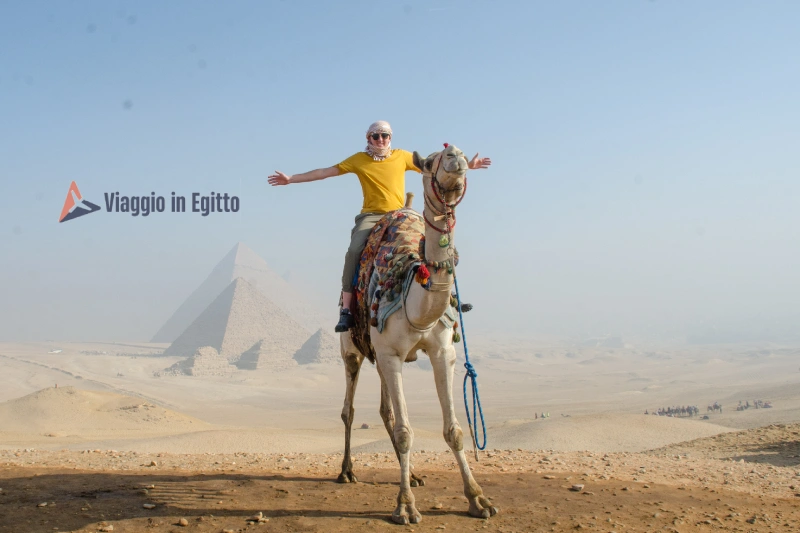 un uomo davanti alle piramidi, crociera sul nilo e marsa alam