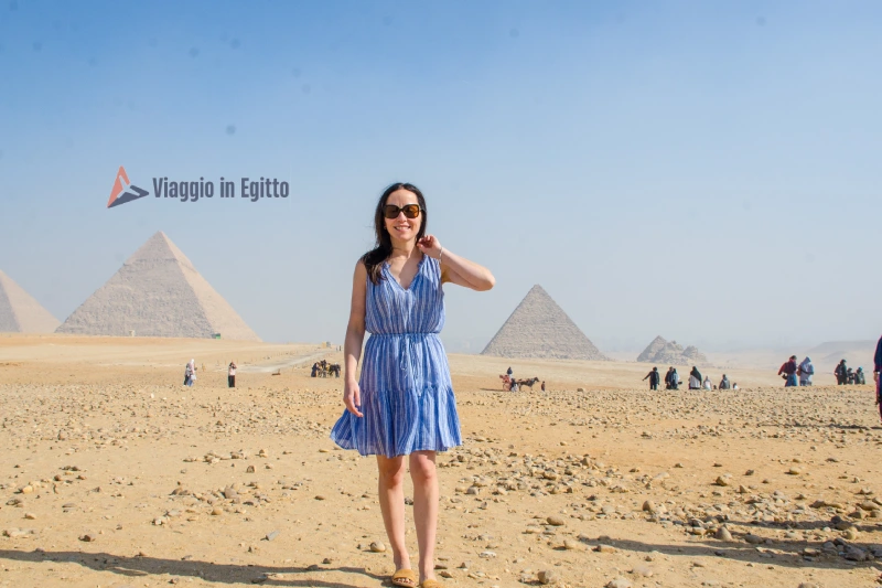 una donna davanti alle piramidi di giza, pacchetto egitto di lusso