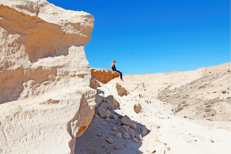 una donna nel deserto bianco, deserto bianco