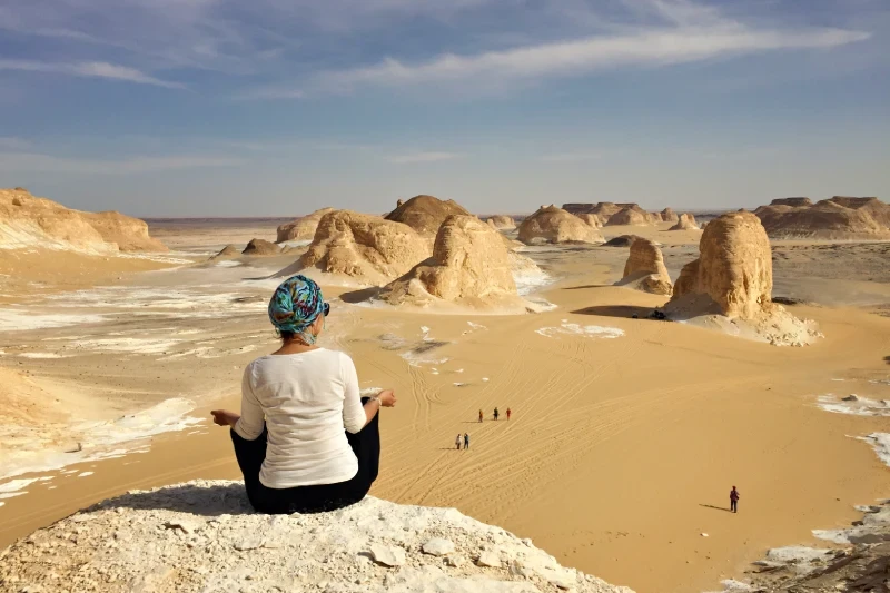 una donna nel deserto bianco, deserto bianco
