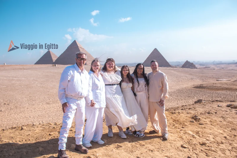 una famiglia davanti alle piramidi, escursione da porto alessandria alle piramidi