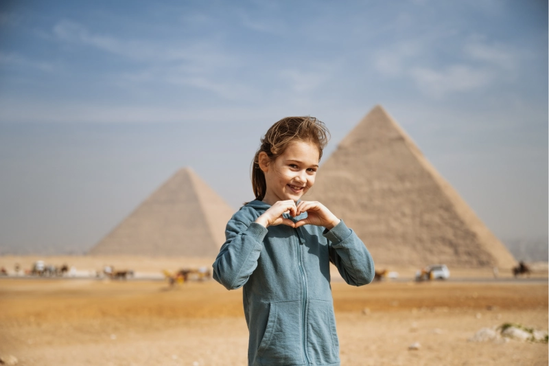 bambina davanti alle piramide, escursione piramidi egitto