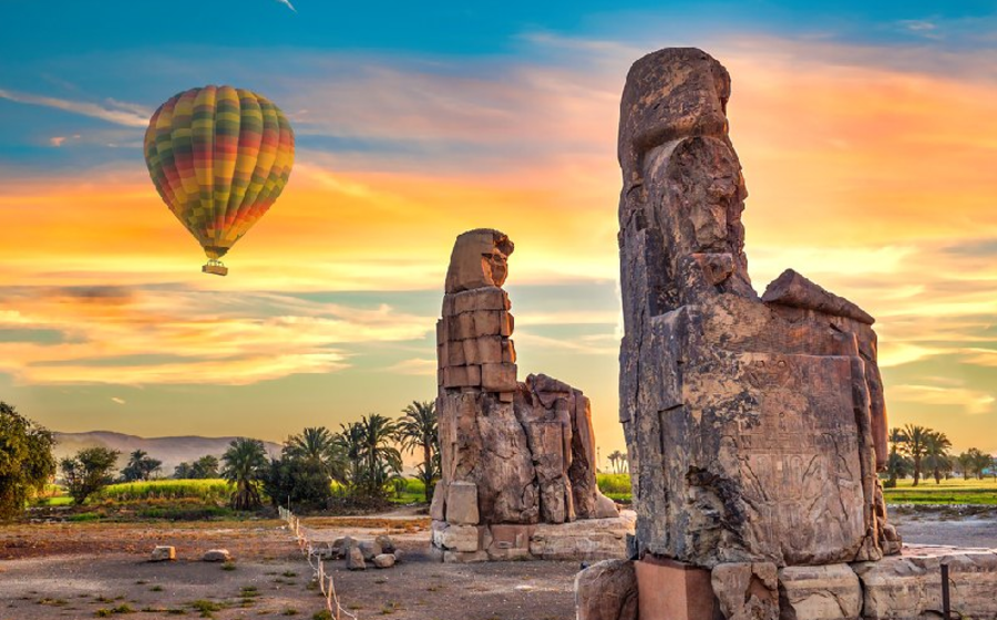 colossi di memnone, Paracadute sopra il cielo dei colossi