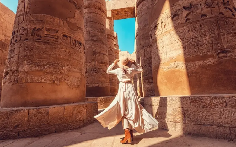 Templi Egizi, una donna a luxor