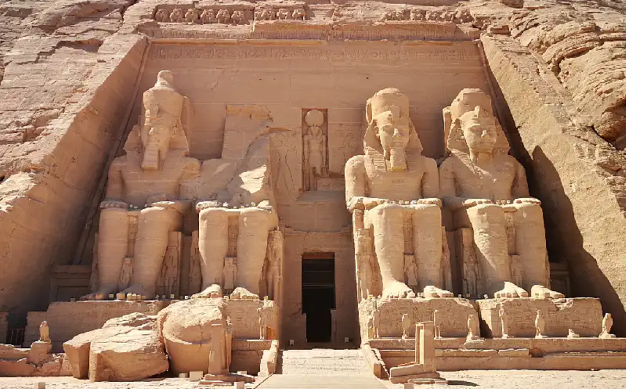 Templi Egizi, una donna al tempio di Abu Simbel