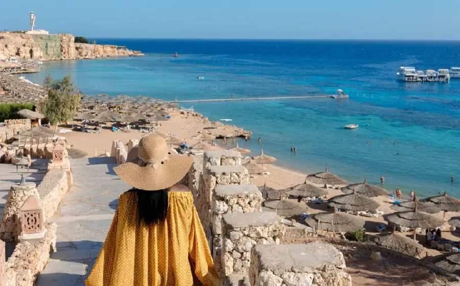 Cosa vedere in Egitto, una donna sul Mar Rosso