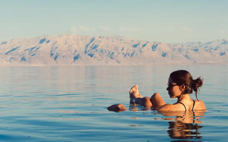 una donna nuota al mar morto, giordania cosa fare