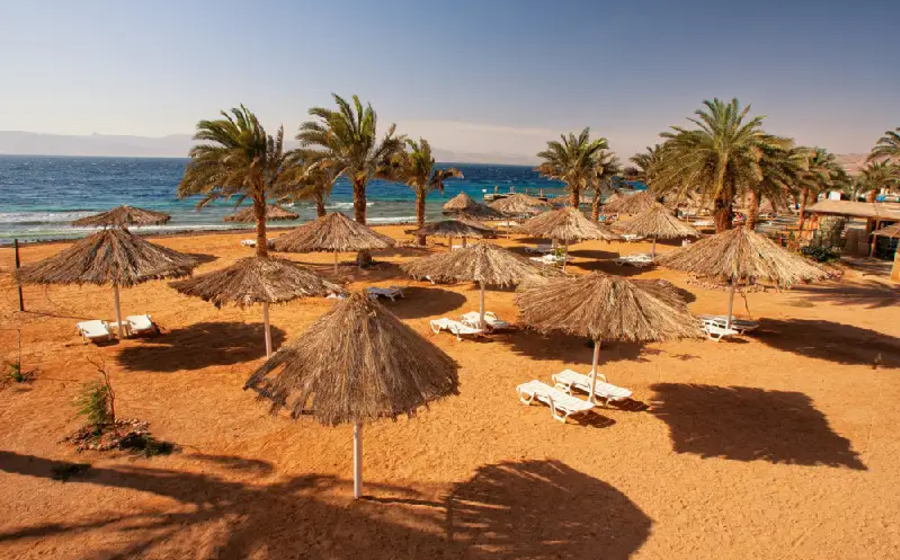 una spiaggia ad aqaba, giordania cosa fare