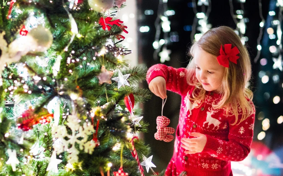 Dove andare a Natale, una ragazza accanto al albero di Natale