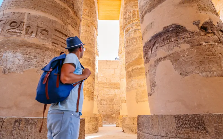 un uomo visita il tempio di karnak, come organizzare un viaggio in egitto?