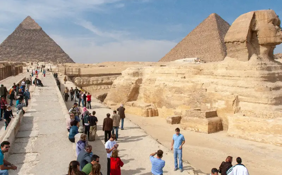 un gruppo di turisti visitano le piramidi, come organizzare un viaggio in Egitto