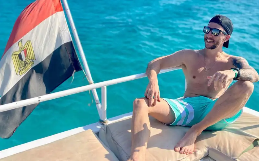 un uomo al mar rosso, come organizzare un viaggio in egitto