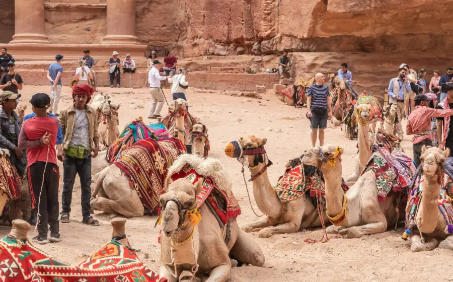un gruppo di persone visitano la grande petra, situazione in giordania