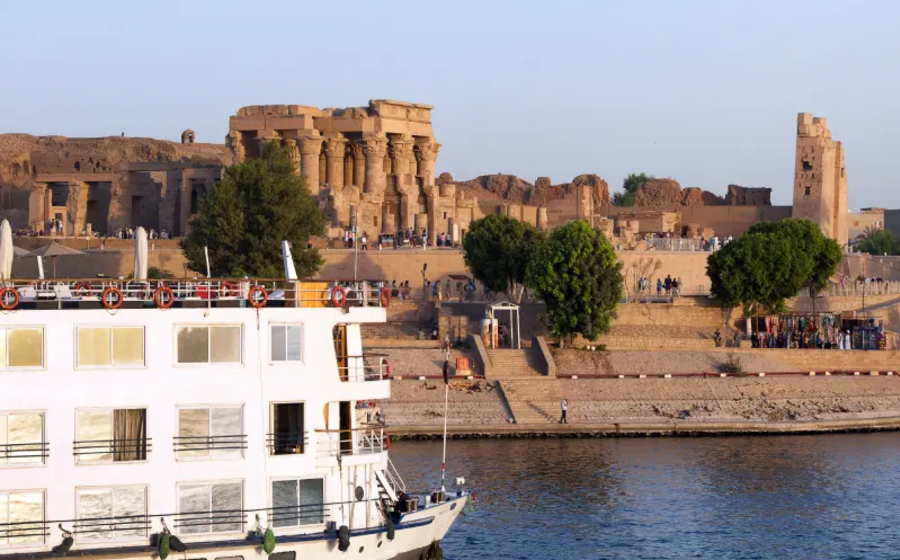 Crociera sul Nilo davanti il Tempio di Kom Ombo ad Assuan, Egitto a Natale