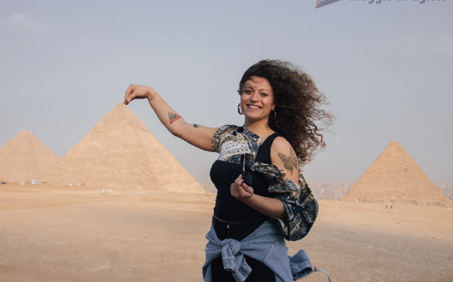 una bella ragazza davanti le piramidi, cosa fare a il cairo