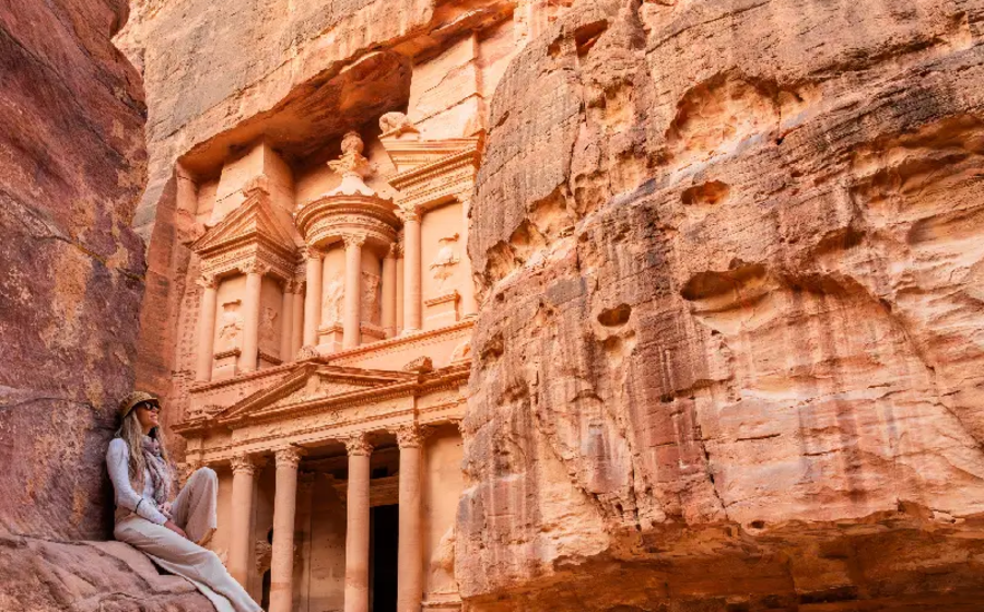 una ragazza a petra, giordania cosa vedere