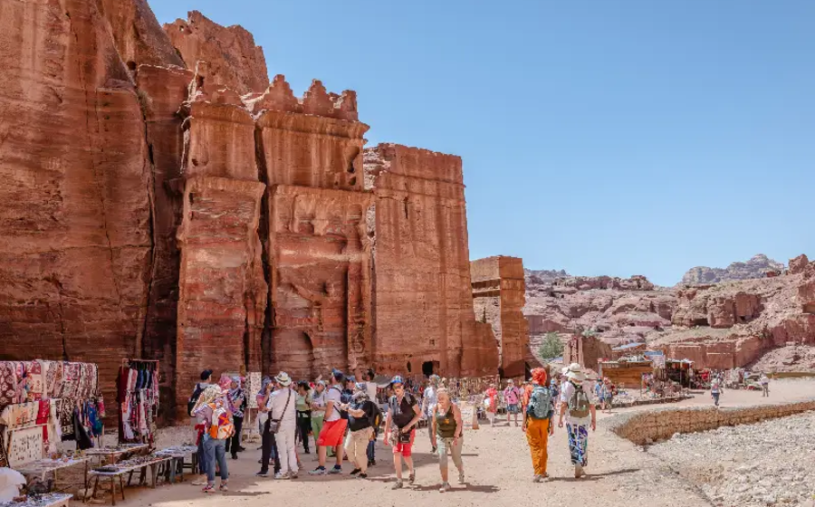 UN GRUPPO DI TURISTI A PETRA, GIORDANIA COSA VEDERE