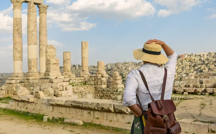 una  donna in giodania, cose da vedere in giordania