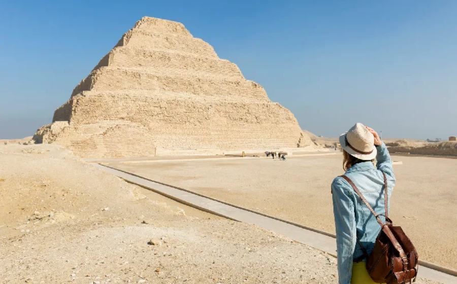 un giovane turista alla piramide a gradoni di djoser, Piramidi egitto
