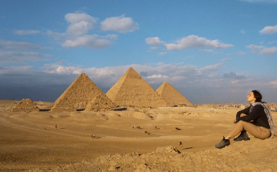 donna seduta nel deserto vicino alle piramidi di giza, Piramidi egitto