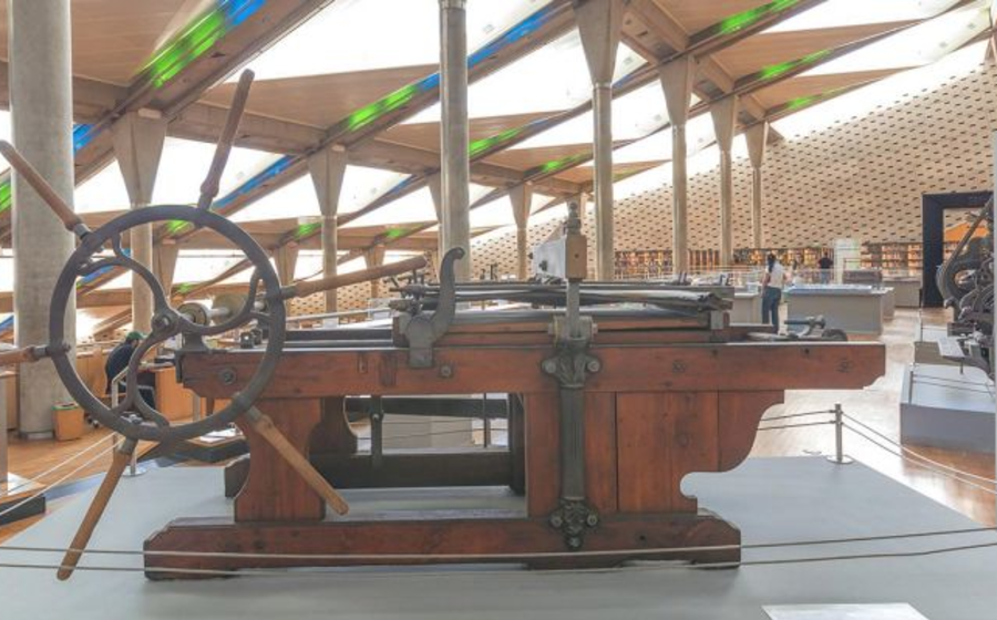 Una macchina antica all'interno della Biblioteca di Alessandria