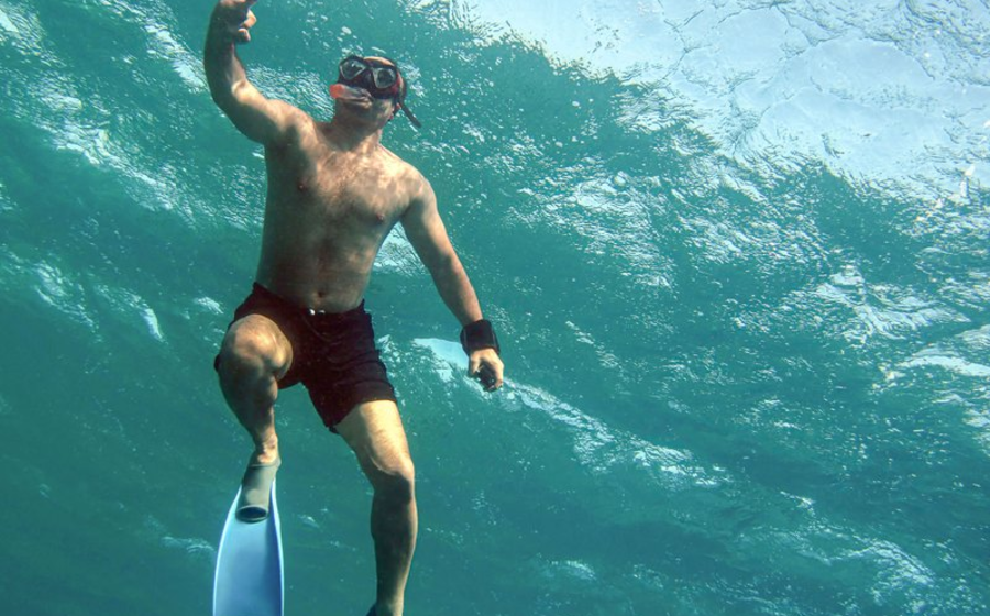 taba mar rosso, un uomo diverte nella profondità sul mare
