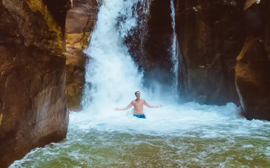 wadi mujib, un uomo al wadi di mujib