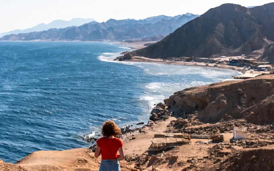 una donna a sharm davanti al mar rosso