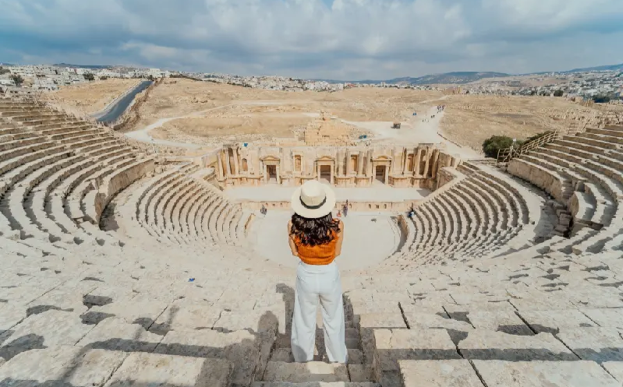 una donna c'è al teatro romano di Amman