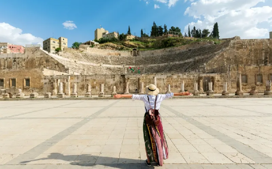 una ragazza visita il teatro romano di amman